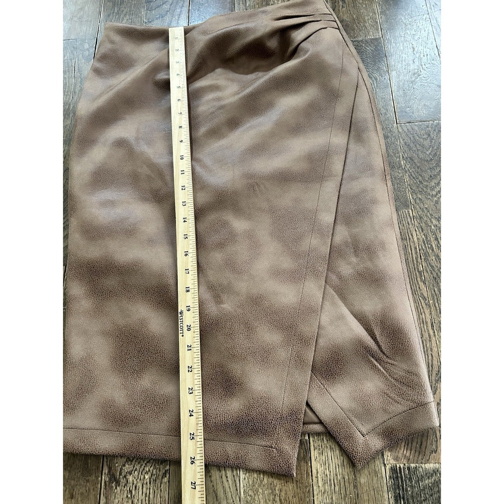 T Tahari Women's Ruched Faux Suede Skirt - Hazelwood -‎ Size 8 Brown - Picture 3 of 7